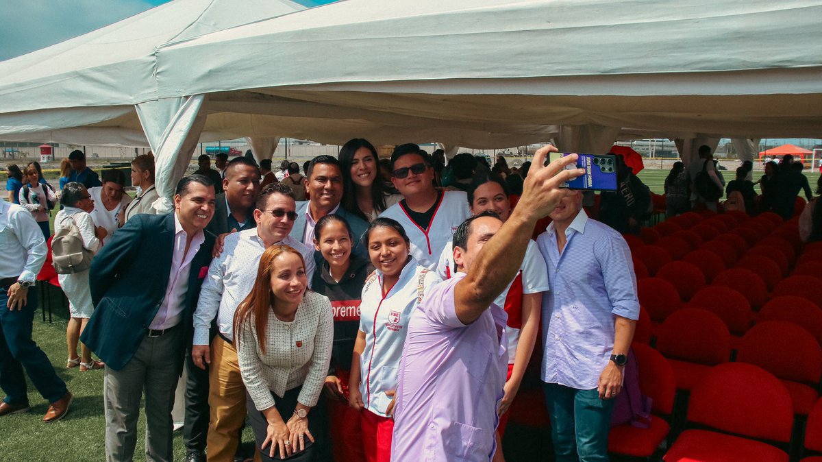 UbeEcuador's tweet photo. #NoticiasUBE | ¡Un encuentro inspirador y lleno de ideas para el futuro del Ecuador!

La Universidad Bolivariana del Ecuador (UBE) llevó a cabo este martes 11 de julio un conversatorio para conocer las propuestas de Daniel Noboa Azin, candidato a la presidencia del Ecuador, donde participaron autoridades académicas y estudiantes, quienes se reunieron para escuchar de primera mano el proyecto para el desarrollo y el progreso de nuestro país.

Durante este enriquecedor evento se abordaron diversos temas de importancia nacional, desde economía, educación, salud, seguridad hasta desarrollo social y político. Los asistentes tuvieron la oportunidad de conocer a fondo las ideas y visiones de Daniel Noboa Azin. 

Este conversatorio fue una valiosa oportunidad para los estudiantes y comunidad en general, ya que pudieron involucrarse activamente en el proceso democrático y conocer de cerca al candidato y sus propuestas.

En la UBE, estamos comprometidos con fomentar el debate y la participación ciudadana en la construcción de un Ecuador mejor, seguiremos promoviendo este tipo de encuentros para que los ciudadanos realicen un voto consciente. 

#UBE #ConversatorioUBE #Elecciones2023 #DanielNoboaAzin #FuturoDelEcuador #ParticipaciónCiudadana #Democracia