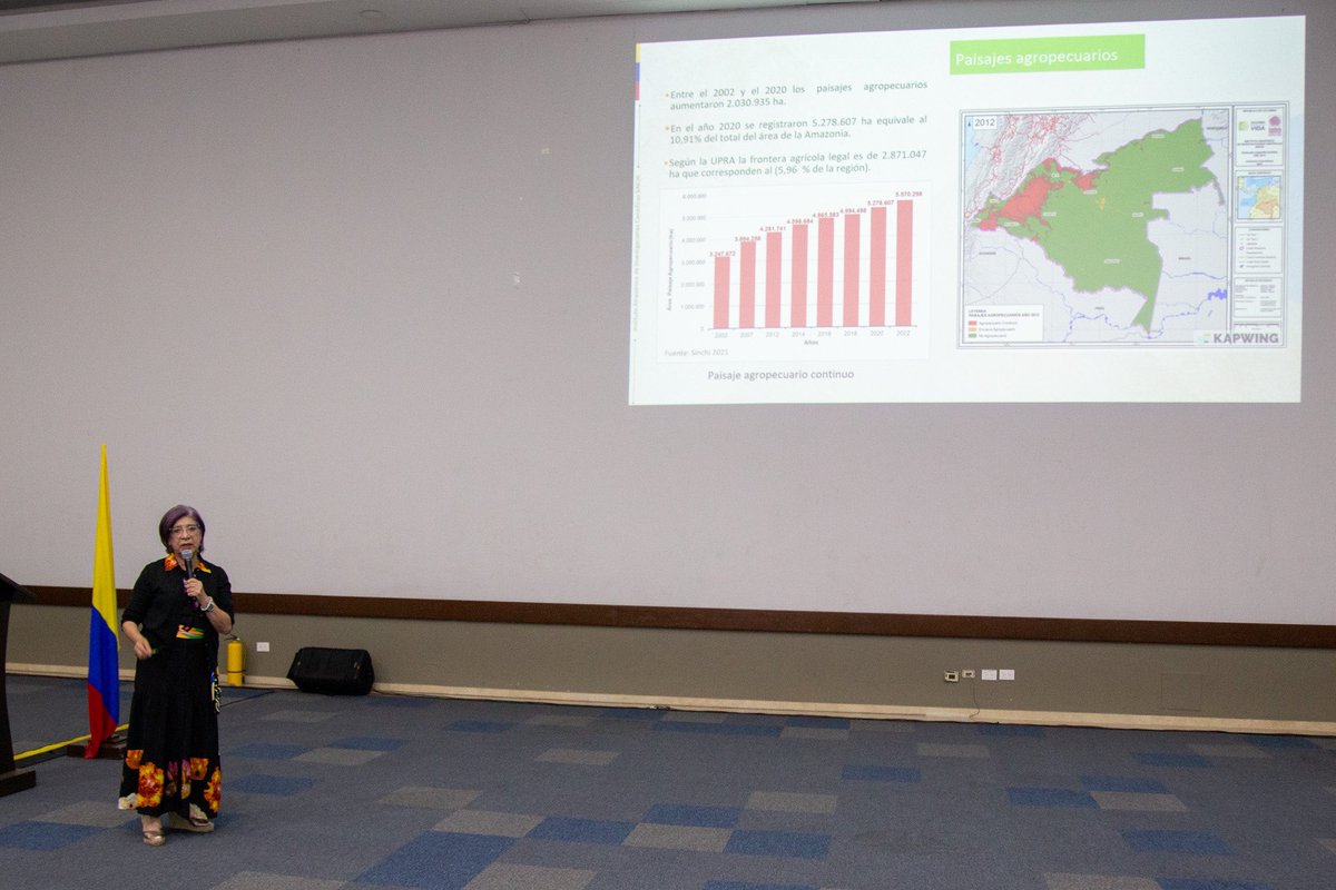 En #Cali la directora general del #InstitutoSINCHI, Luz Marina Mantilla participa en el taller de orientación estratégica del SINA liderado por <a href="/MinAmbienteCo/">MinAmbiente Colombia</a>. Allí hizo la presentación sobre “Acuerdos de conservación y No deforestación. Una alianza para cuidar el Bosque”. 🌳✍🏼🤝