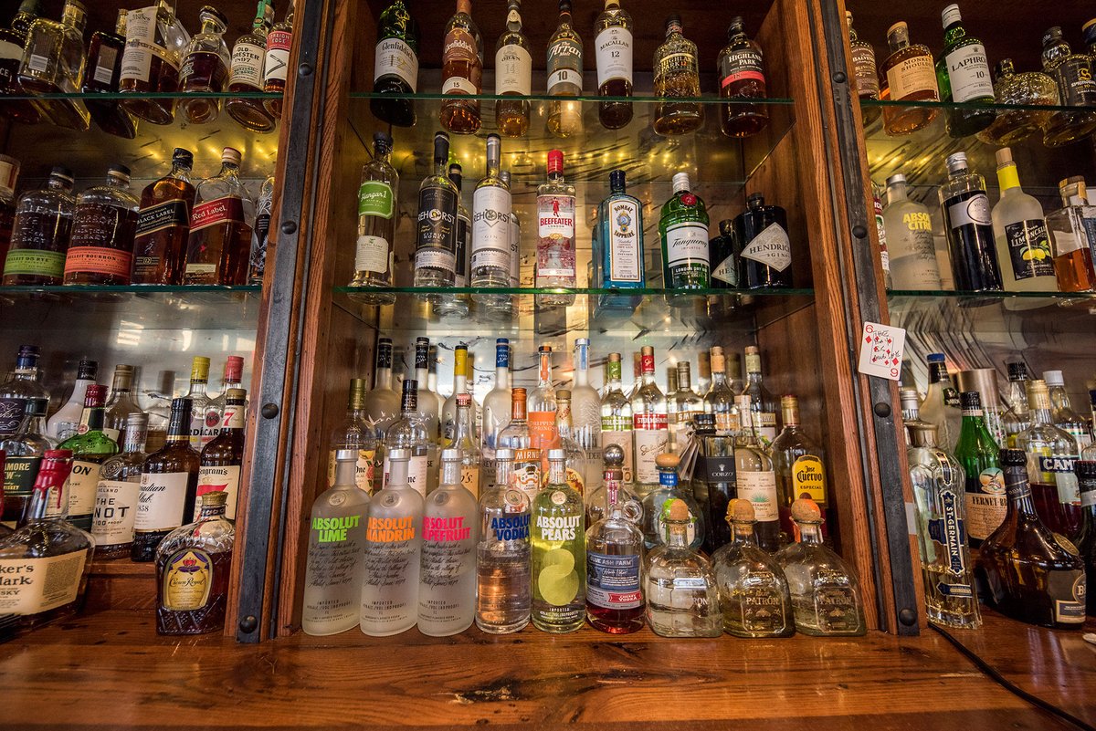 414Thebay's tweet photo. Power Hour, half off drinks from 3-4. https://t.co/nj3sGSpzO8