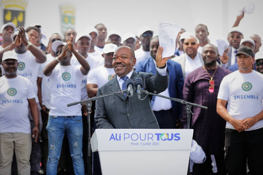 pdg2R's tweet photo. Ça y est ! C'est fait. Notre Champion, notre Distingué Camarade Président Ali Bongo Ondimba a déposé son dossier de candidature et réceptionné son récépissé.
#Gabon #PartiDemocratiqueGabonais #Élections2023 #PDGR
@PresidentABO @Sylviabongo @NoureddinBV https://t.co/4TZPsNfiPI