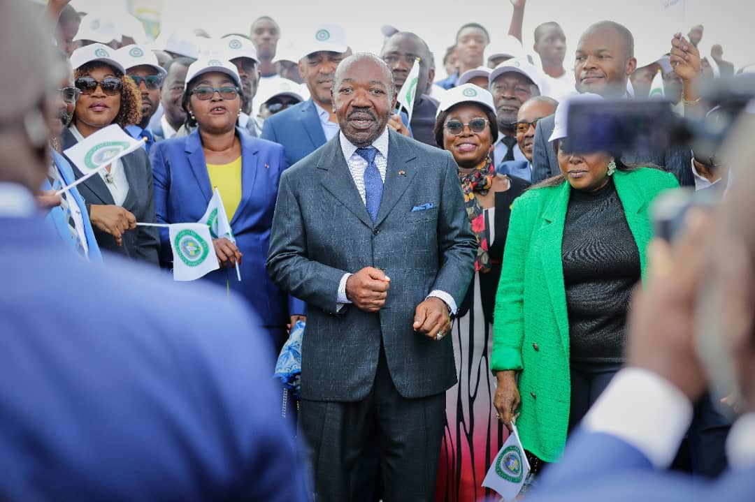 pdg2R's tweet photo. Ça y est ! C'est fait. Notre Champion, notre Distingué Camarade Président Ali Bongo Ondimba a déposé son dossier de candidature et réceptionné son récépissé.
#Gabon #PartiDemocratiqueGabonais #Élections2023 #PDGR
@PresidentABO @Sylviabongo @NoureddinBV https://t.co/4TZPsNfiPI