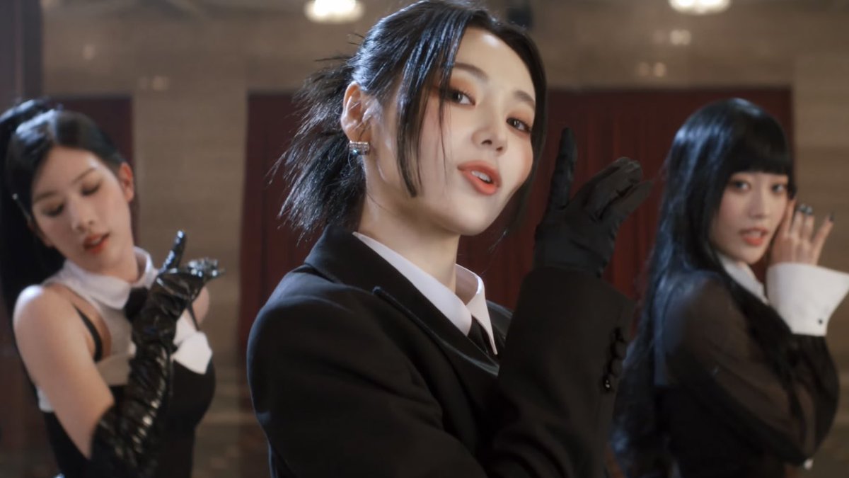PopBase's tweet photo. ODD EYE CIRCLE has released the music video to ‘Air Force One.’

Watch: https://t.co/AgtkMeT1Ae https://t.co/80dk9Ah05W