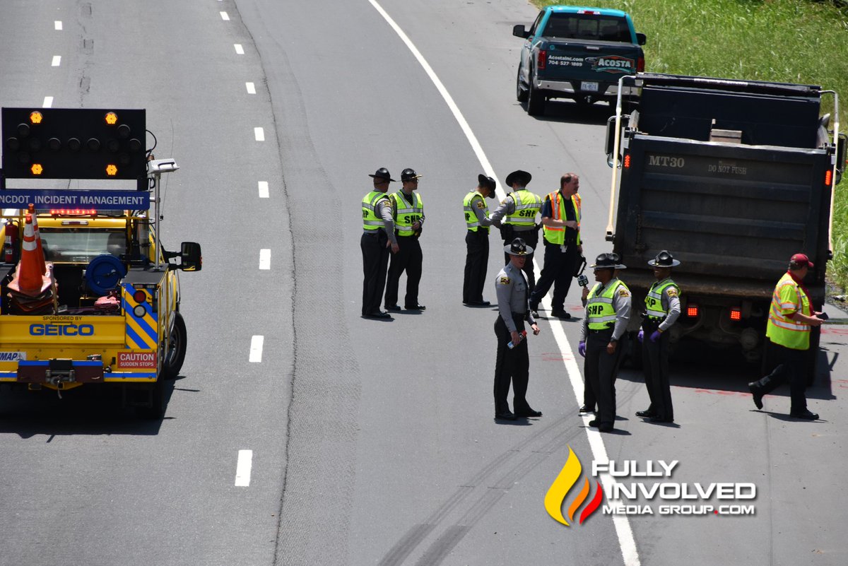 FullyInvMedia's tweet image. #BreakingNews: A person was hit and killed by a vehicle on I-485 Outer in Pineville. NCSHP Investigating. The Outer Loop is completely shutdown.