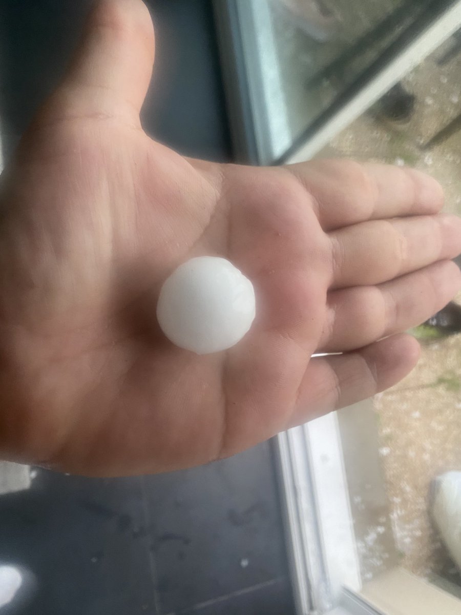 loisontom's tweet photo. 2 passages de grêle .. le deuxième on a changé de taille de grêlons
#VigilanceOrange #meteo54 #grele
@KeraunosObs @Meteolor https://t.co/zDp7arZ6zw