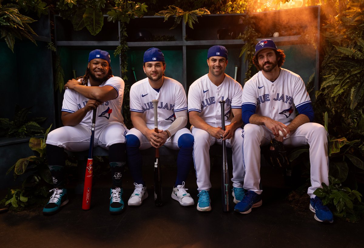 BlueJays's tweet image. Representing Toronto ⭐️ 
Representing Canada 🇨🇦 
Representing the best fans 👏
Representing your Blue Jays 💙