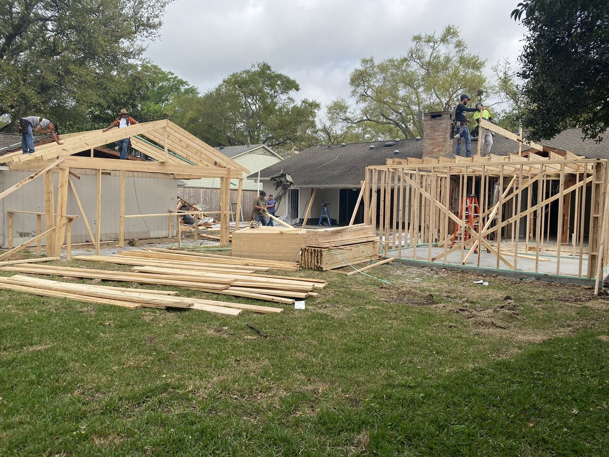 ProBuiltBuilder's tweet image. Watch the magic unfold as ProBuilt Builders expertly frame your dream project. Precision, skill, and dedication at work. 🏡 #ProBuiltBuilders #FramingInProgress #Craftsmanship