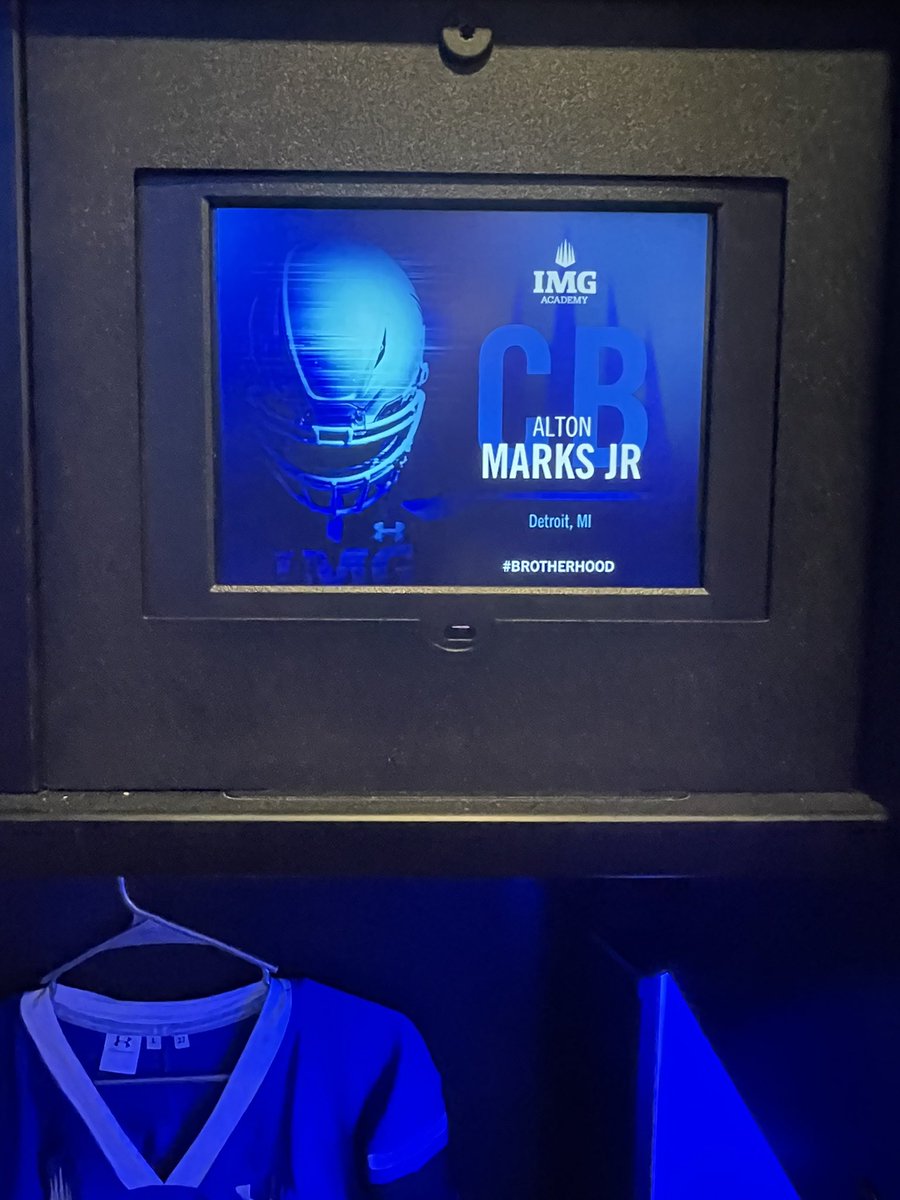 AjMarks_1's tweet image. After careful consideration with my family, I’ll be enrolling at @IMGAFootball to continue to excel academically, in football &amp;amp; track &amp;amp; field🔒 

@TheD_Zone @MIexposure @PrepRedzoneMI @agency_met @MaxPreps @TopPreps @BALLERSCHOICE1 @CamNewton7v7 @MohrRecruiting @EdOBrienCFB