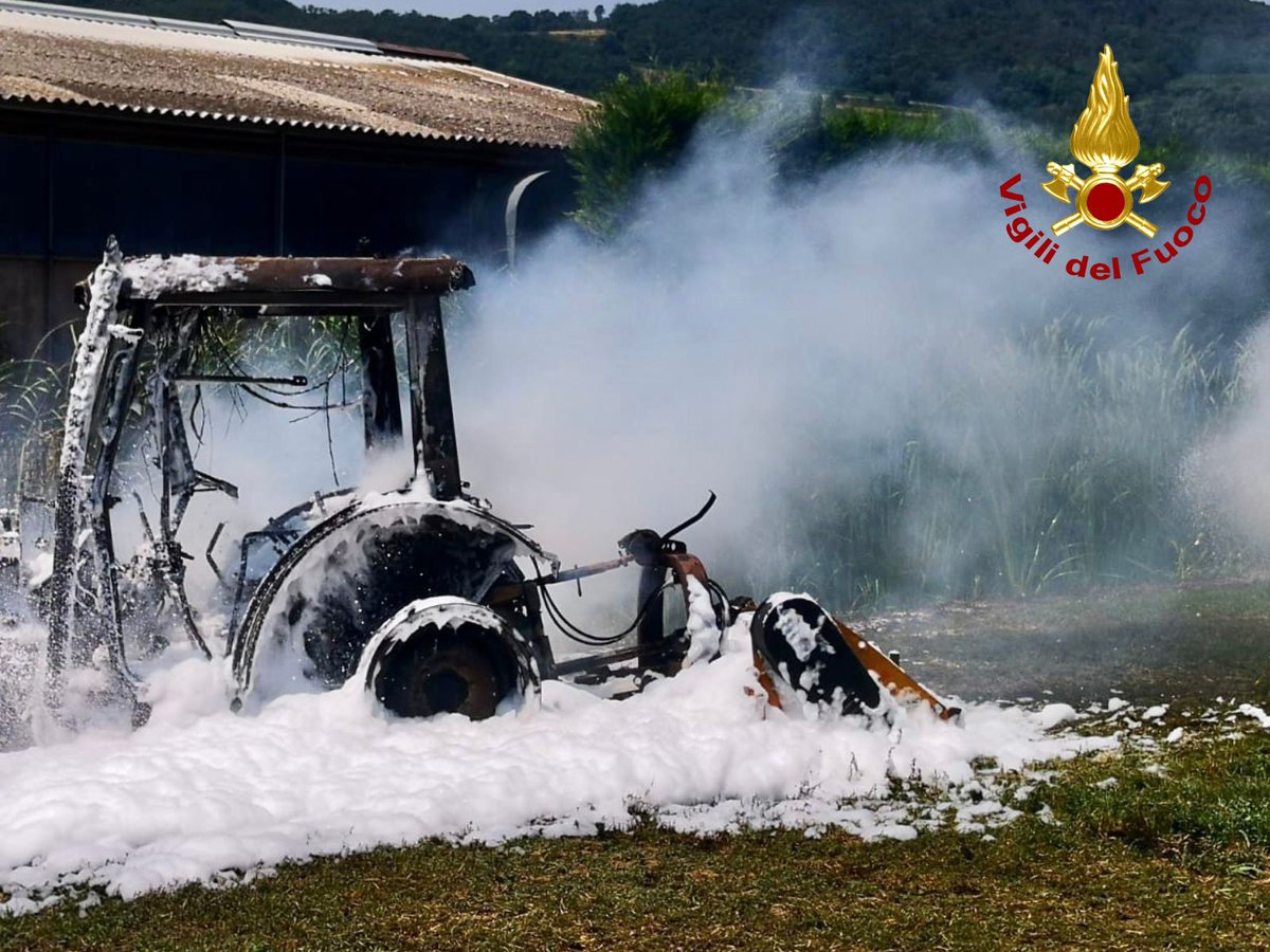 vvfveneto's tweet photo. #11luglio #Baone(PD), #incendio di un trattore in un campo agricolo. #Vigilidelfuoco spengono le fiamme del mezzo agricolo andato completamente distrutto #soccorsiquotidiani https://t.co/0oCdBVFcUa