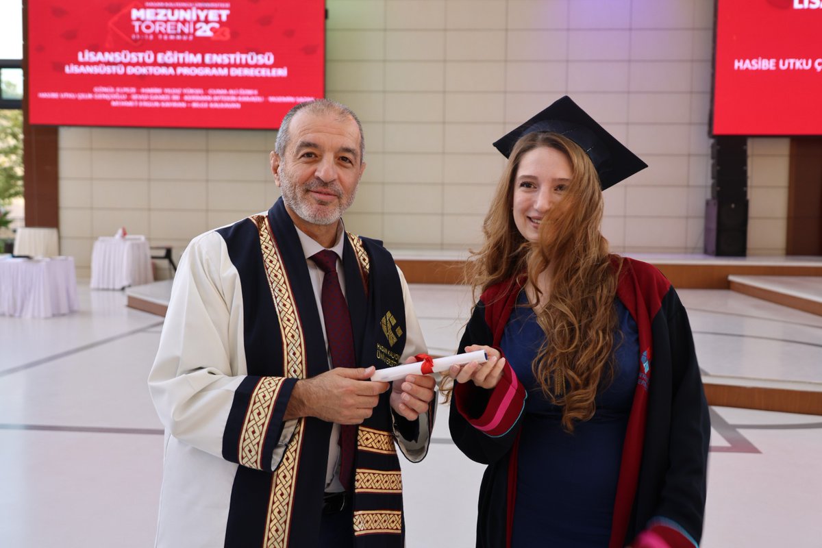 hkunv's tweet photo. HKÜ'nün Lisansüstü Öğrencileri Mezun Oldu! 🌟🎓🎉

Lisansüstü Eğitim Enstitüsü öğrencilerimizin mezuniyet mutluluğunu birlikte yaşadık. Bu özel günlerinde tüm mezunlarımızı gönülden tebrik ediyor, başarılarının devamını diliyoruz.  Gelecekleri parlak olsun! 

#hkunv #HKÜ2023 #MezuniyetTöreni #LisansüstüMezuniyeti