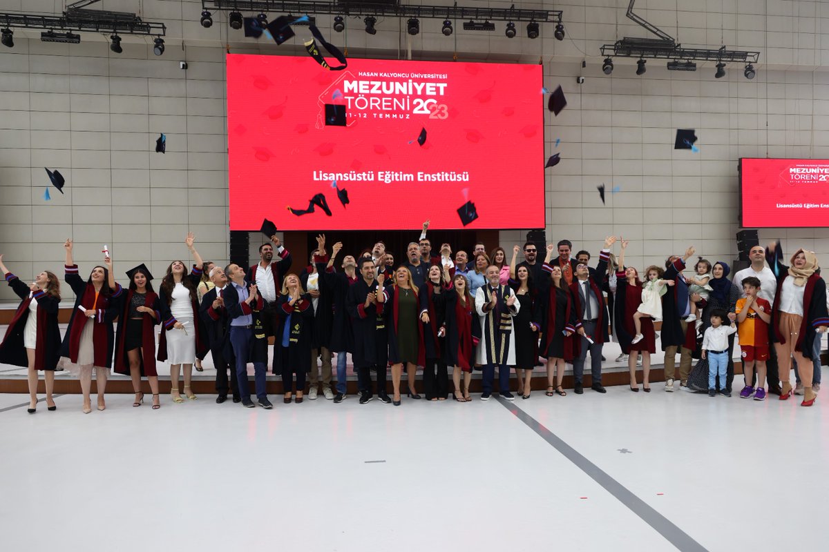 HKÜ'nün Lisansüstü Öğrencileri Mezun Oldu! 🌟🎓🎉

Lisansüstü Eğitim Enstitüsü öğrencilerimizin mezuniyet mutluluğunu birlikte yaşadık. Bu özel günlerinde tüm mezunlarımızı gönülden tebrik ediyor, başarılarının devamını diliyoruz.  Gelecekleri parlak olsun! 

#hkunv #HKÜ2023