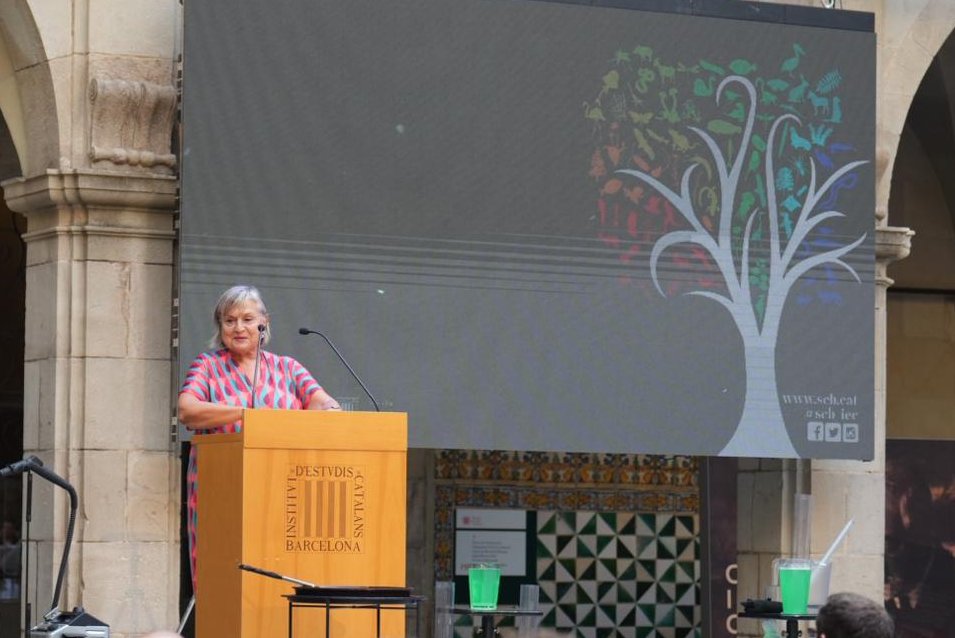 SCB_iec's tweet image. La Sra. Teresa Cabré, presidenta de l’Institut d’Estudis Catalans @iec, dona la benvinguda a la #NitBio2023 recalcant la petjada que ha deixat Mercè Durfort i felicitant el paper de la @scb_iec per la seva fortalesa i empenta en promoure les ciències biològiques a casa nostra