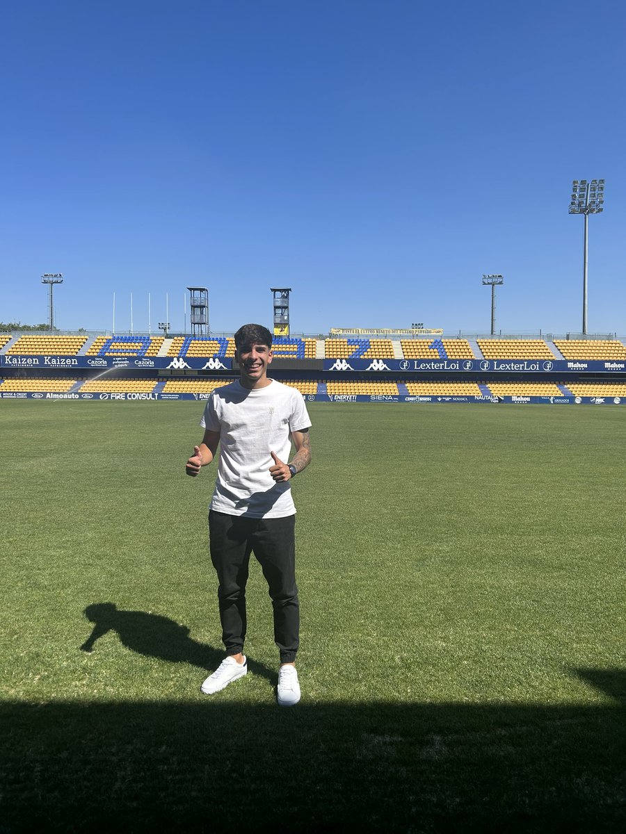 AlejandroCS_7's tweet photo. Vamos pequeño, muy feliz de verte firmar tu primer contrato profesional con la @AD_Alcorcon , te quiero mucho💙💛 de la mano siempre⚽️🫡 https://t.co/5X2veYw24O