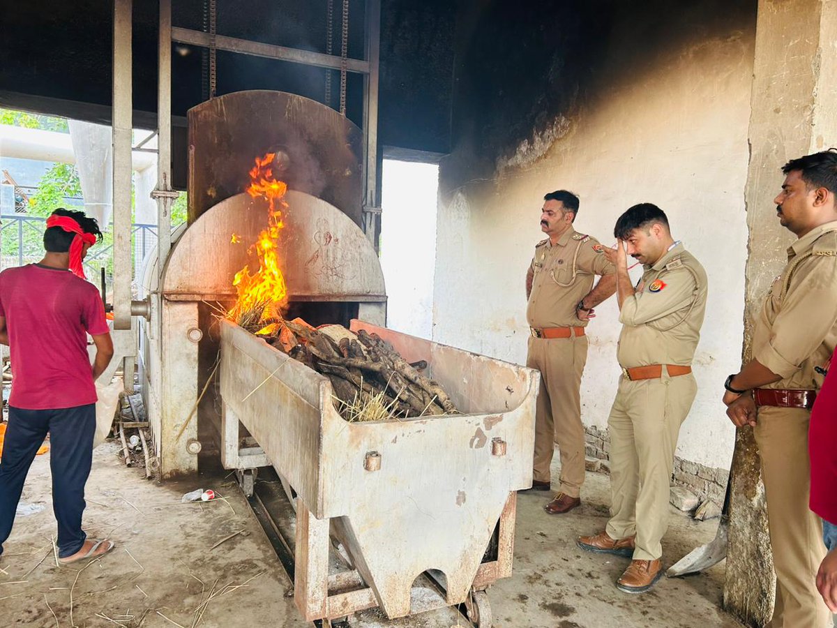 खाकी के साथ निभाया इंसानियत का फर्ज70 वर्षीय बुजुर्ग महिला की मौत के बाद किया अंतिम संस्कार.बेटा मां को अस्पताल में छोड़कर भाग गया ,तो इंस्पेक्टर कृष्णा नगर विक्रम सिंह ने शव को कंधा देकर खुद कराया अंतिम संस्कार.खाकी ने न सिर्फ ड्यूटी की,बल्कि इंसानियत का फर्ज भी निभाया<a href="/Uppolice/">UP POLICE</a>