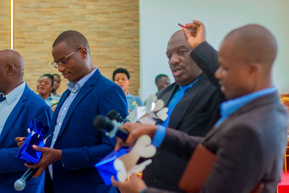 KIBADASDA's tweet photo. Album mpya kutoka kwaya ya kanisa la kibada yenye jina linalosema ( Ee BWANA sikia kilio changu)
#Audio
#Jipatie flash hii kwa namba zifuatazo.
0712922253
#Softcopy Pia zipo waweza kutumiwa. https://t.co/5sSigTBzp4