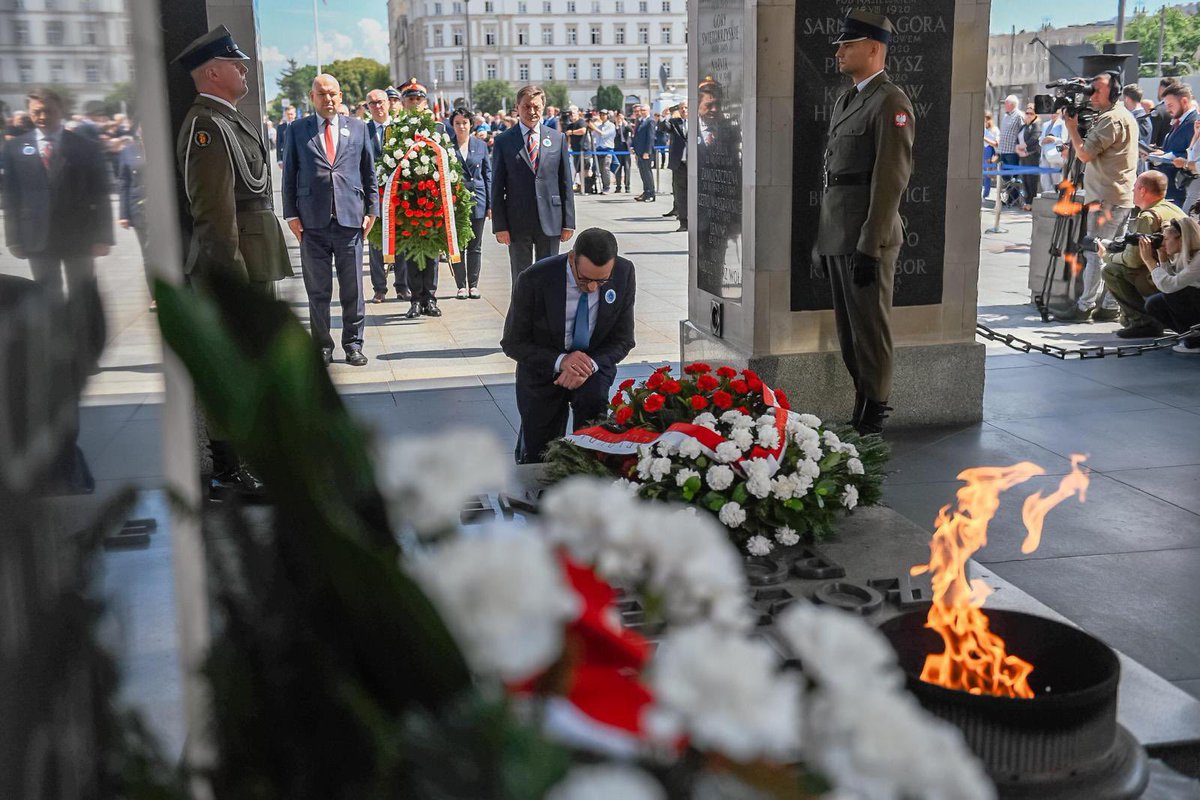 MorawieckiM's tweet photo. Dzisiaj jest rocznica wydarzeń, które miały miejsce 11 lipca na Wołyniu i przeszły do historii jako Krwawa Niedziela.

Państwo polskie jest zobowiązane wobec tych, którzy żyją dzisiaj, tych którzy przyjdą po nas, ale też tych, którzy odeszli. Jesteśmy im winni pamięć i prawdę o tym, co wydarzyło się 80 lat temu. Jesteśmy im winni godny pochówek. To nie tylko nasza sprawa, ale także sprawa ukraińska. Nie będzie pojednania polsko-ukraińskiego do końca bez odnalezienia wszystkich szczątków.
Od kilku tygodni, na podstawie ustaleń ze stroną ukraińską, trwają prace poszukiwawcze szczątków ofiar zbrodni w miejscowości Puźniki w powiecie Buczackim, gdzie w nocy z 12 na 13 lutego 1945 banda UPA dowodzona przez Petro Chamczuka zamordowała około 100 Polaków - głównie kobiet i dzieci. Prace trwają i będą kontynuowane do skutku!

Wzywamy Was nasi przodkowie, nasze siostry, nasi bracia - stańcie do apelu i bądźcie opiekunami naszej wspólnej przyszłości.