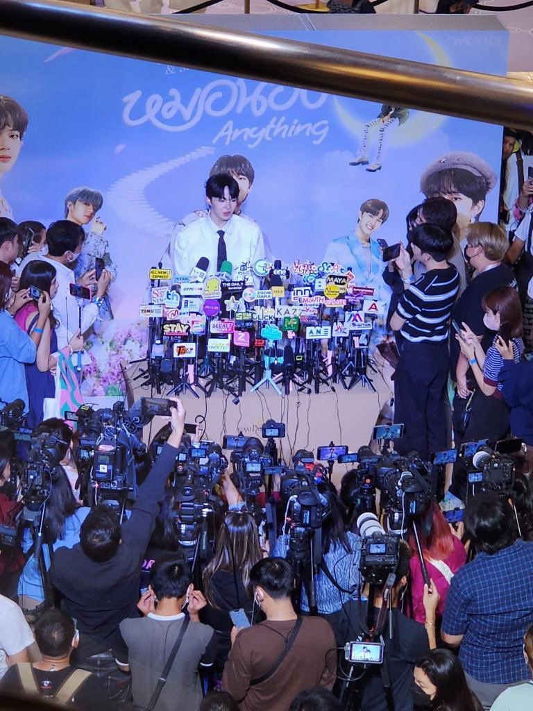 GoodMemoriesDMD's tweet photo. อยู่กันมาตั้งแต่มีไมค์ 1 ไมค์มาสัมน้อง พอเห็นภาพนี้คือดีใจกับน้องมาก ๆ ขอบคุณสื่อทุกท่านที่เอ็นดูน้องด้วยนะครับ 🥹🙏🏻 #NuNew1stPressAndShowcase https://t.co/R1guNvYGae