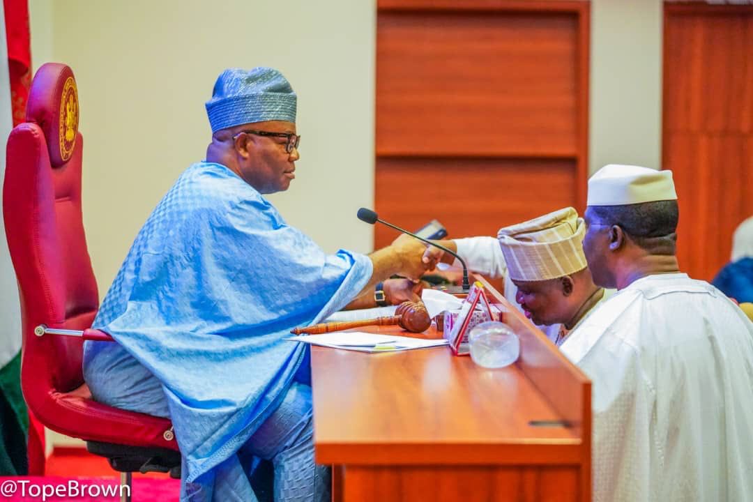 PRESS STATEMENT 

SENATE COMMENDS TINUBU OVER SUBSIDY REMOVAL

••• Calls For Urgent Implementation Of Palliatives

The Senate on Tuesday unanimously commended President Bola Tinubu, on the decison of his administration to stop payment of subsidy on fuel.