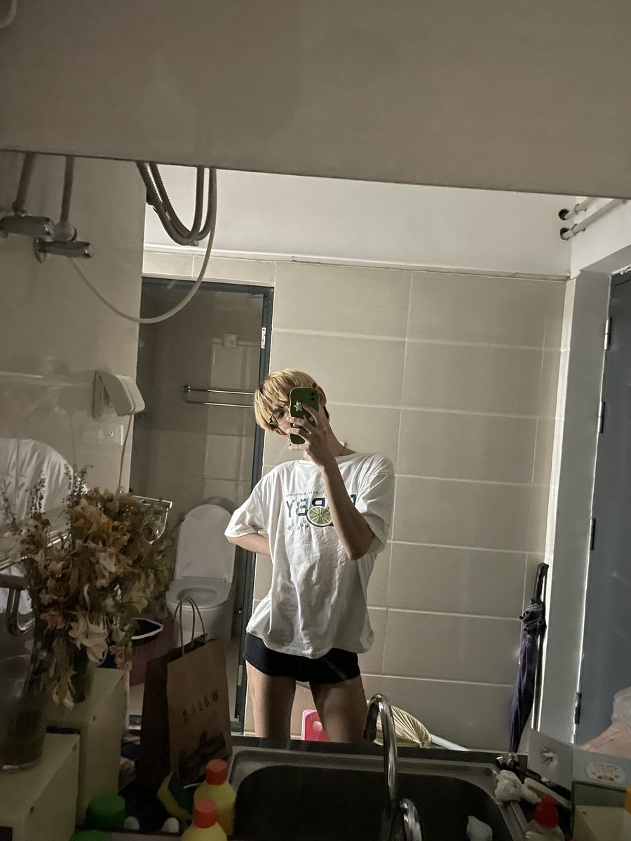 yuglegs's tweet photo. 感觉自己的身材挺不错的😂😂 https://t.co/15aeCrGD5D