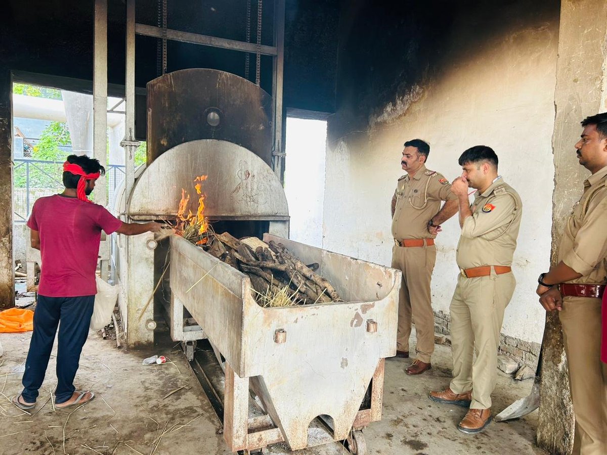 खाकी के साथ निभाया इंसानियत का फर्ज, बुजुर्ग महिला की मौत के बाद किया अंतिम संस्कार.बेटा मां को अस्पताल में छोड़कर भाग गया ,तो इंस्पेक्टर कृष्णा नगर विक्रम सिंह ने  कराया अंतिम संस्कार.

खाकी ने न सिर्फ ड्यूटी की,बल्कि इंसानियत का फर्ज भी निभाया<a href="/Uppolice/">UP POLICE</a>