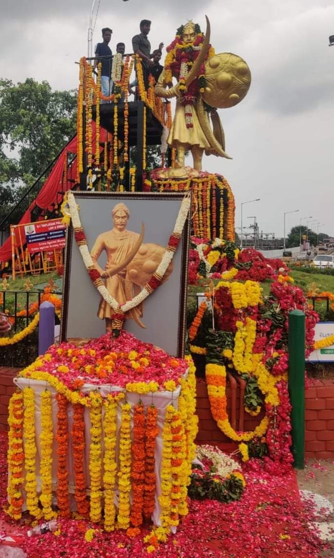 வெற்றி நமதே யாதவ சொந்தங்களே!
குவிந்து கிடக்கும் மலர் மாலைகள்!