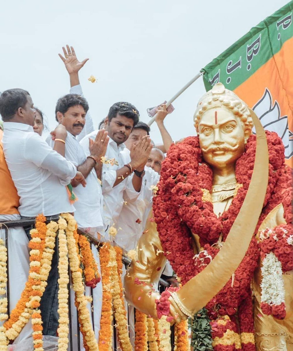 வெற்றி நமதே யாதவ சொந்தங்களே!
குவிந்து கிடக்கும் மலர் மாலைகள்!