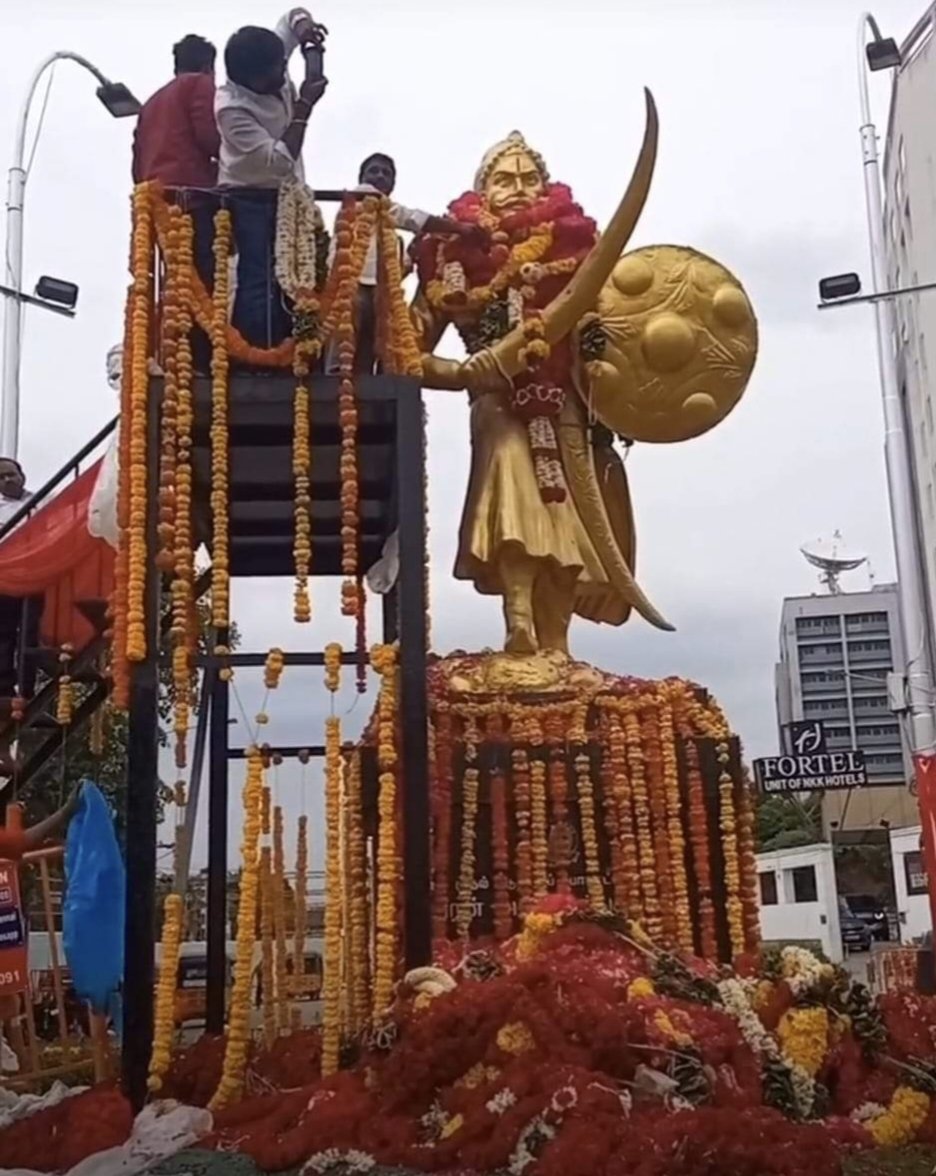 வெற்றி நமதே யாதவ சொந்தங்களே!
குவிந்து கிடக்கும் மலர் மாலைகள்!