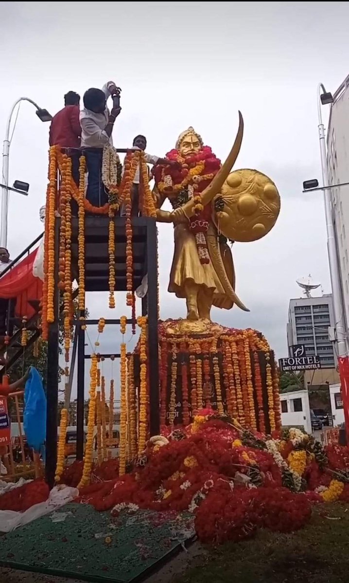 வெற்றி நமதே யாதவ சொந்தங்களே!
குவிந்து கிடக்கும் மலர் மாலைகள்!