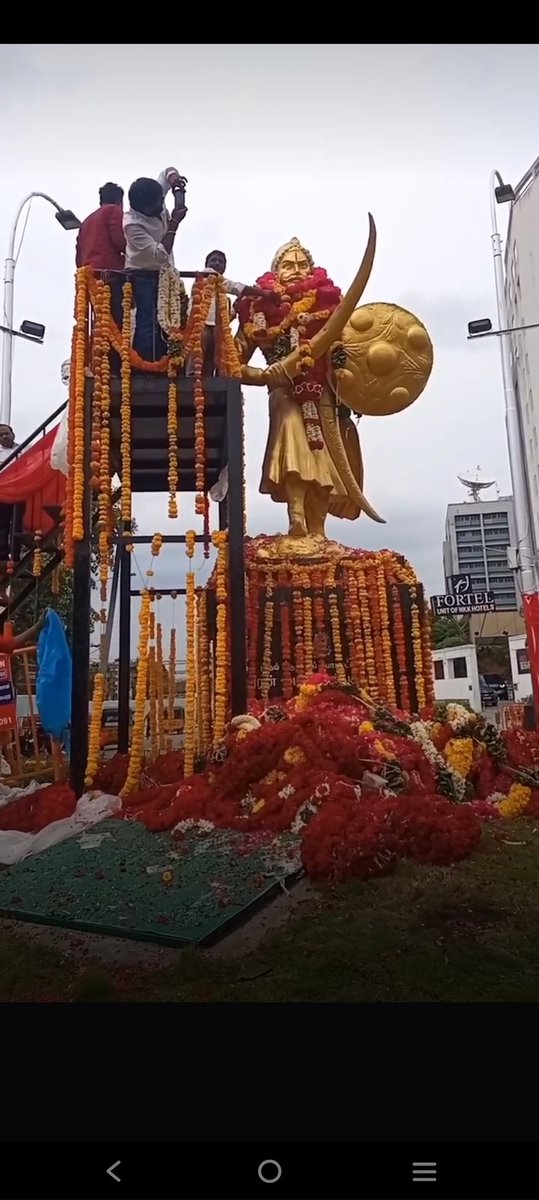 வெற்றி நமதே யாதவ சொந்தங்களே!
குவிந்து கிடக்கும் மலர் மாலைகள்!