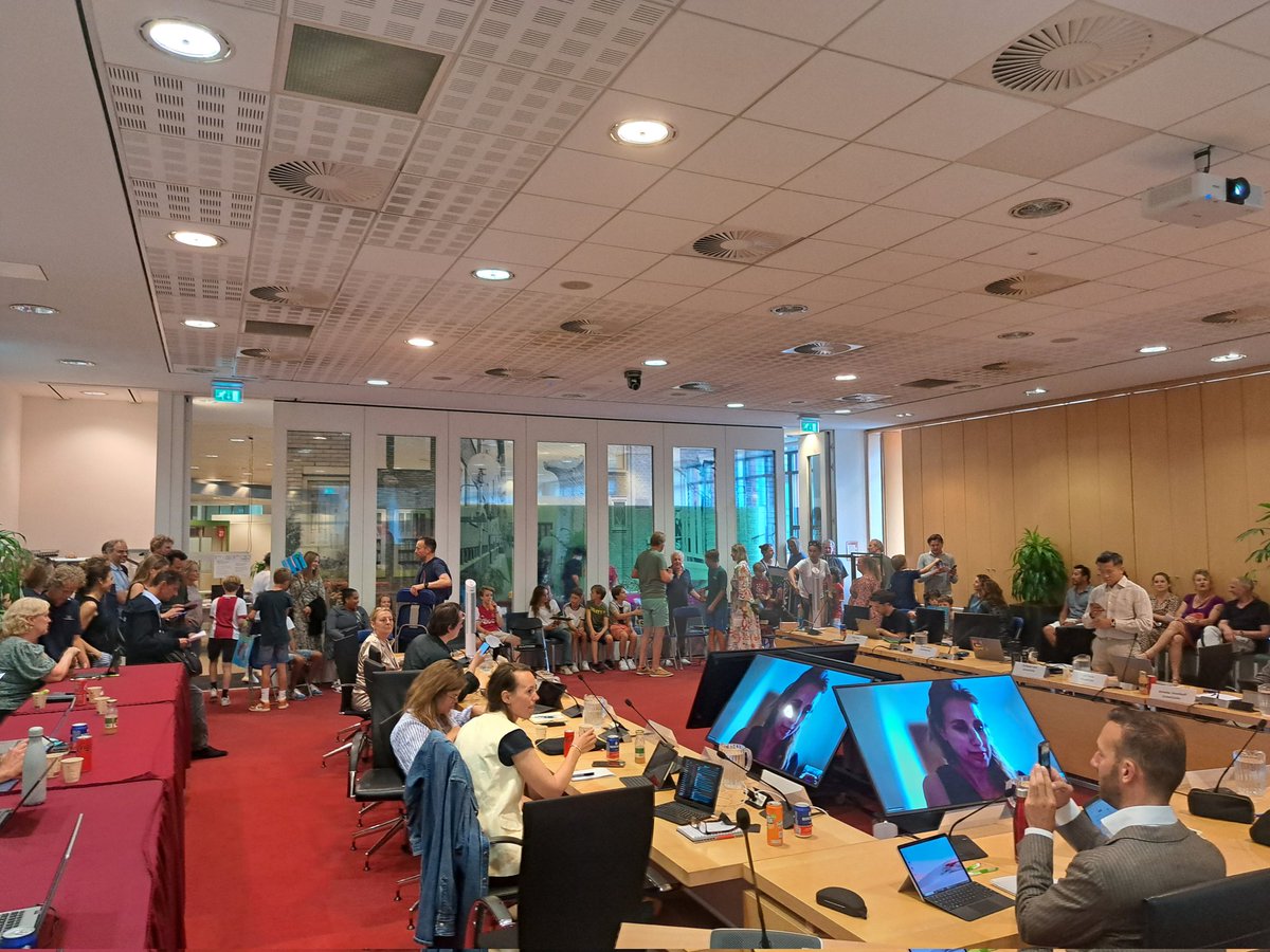 We gaan beginnen met de vergadering Stadsdeel West...met een zeer grote opkomst jong &amp; oud voor behoud van het postzegelparkje Jeltje de Bosch Kemperpad <a href="/D66adamwest/">D66 Amsterdam West</a>