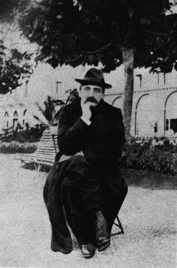 literlandweb1's tweet photo. "Cuando uno extraña un lugar, lo que realmente extraña es la época que corresponde a ese lugar; no se extrañan los sitios, sino los tiempos".
Marcel Proust https://t.co/8Xn3IXPgt0