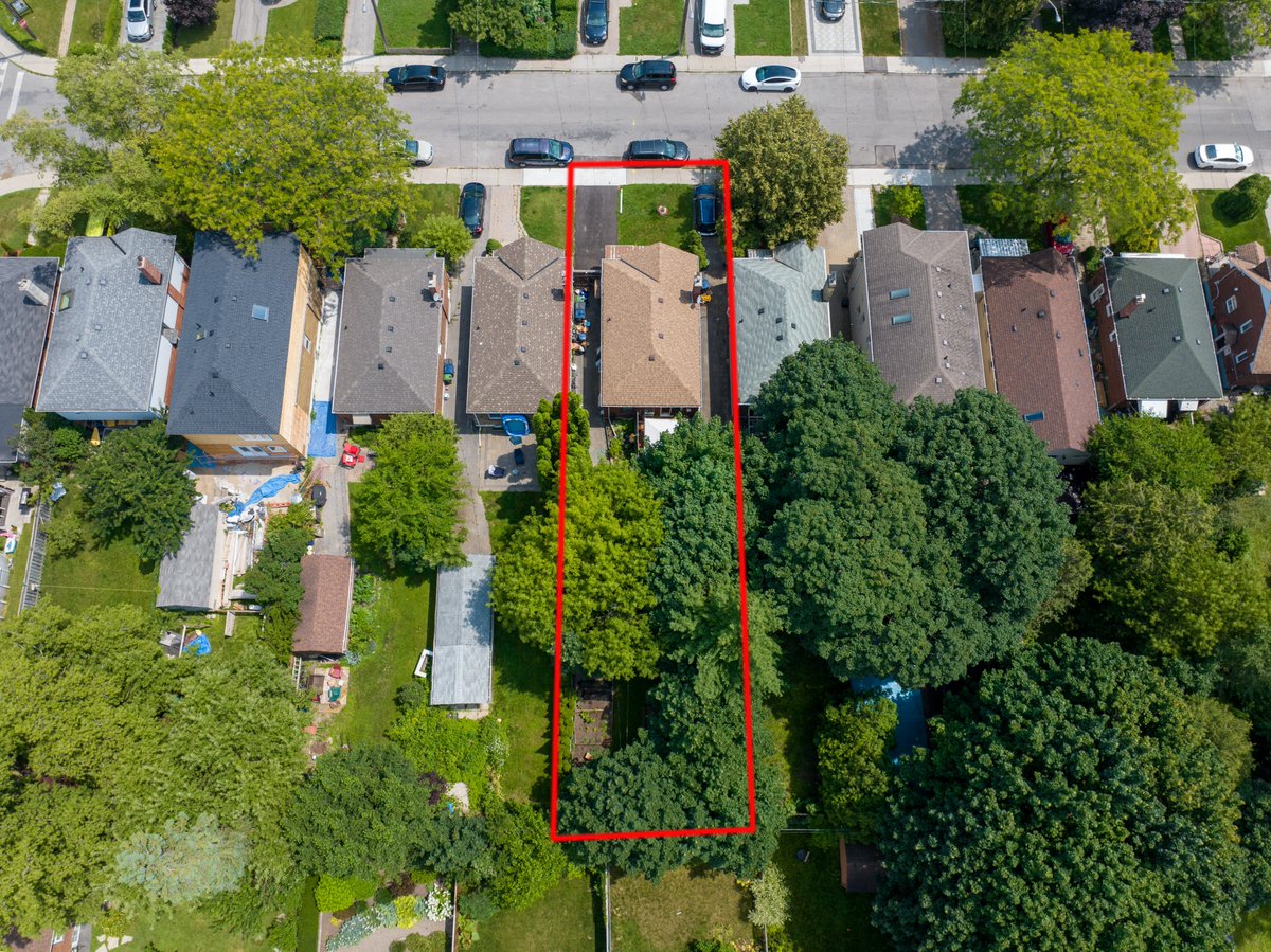 SBallardRealtor's tweet photo. Attention builders! @LugliJohn #newlisting fantastic brick #bungalow. Huge 30ft X140ft lot, detached garage &amp; newly paved private drive. Separate entrance to the lower level. Walk-out to deck from the primary bedroom.  Steps to all of the very best of #EastYork $949,900 https://t.co/FlpMgQ28Je