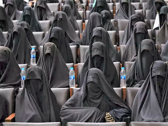 Jos näitä naisia sanoo mustan jätesäkin näköisiksi onko se rasismia?