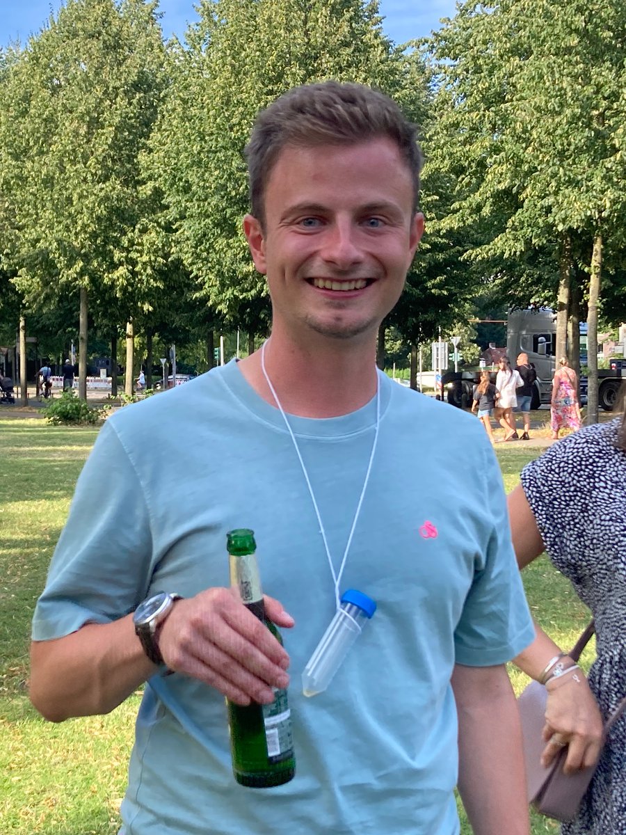 schwarzland_lab's tweet photo. Congratulations @Christobel99 on defending an excellent MSc thesis - jointly with @lab_costa 🍃🇮🇹🇩🇪

We are very proud of you 👏 👏 👏

May the post-viva games begin 🏆 

All set now for new PhD beginnings @EBaena_Gonzalez @OxfordBiology 🇬🇧🌱 https://t.co/d1Q03lGlb9