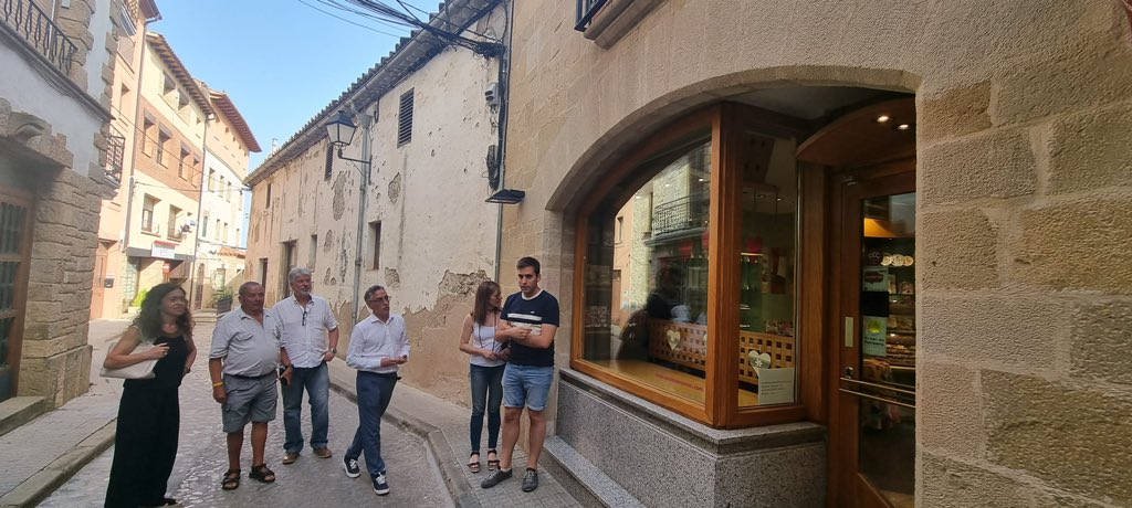 Aquesta tarda <a href="/ramontremosa/">Ramon Tremosa 🎗🌹</a>  visita #Castellterçol #Moianès <a href="/AleixRocaGirbau/">Aleix Roca i Girbau🎗</a> per reunir-se amb regidores-s de la comarca i amb diversos comerços 
El comerç de proximitat cal potenciar-lo i protegir-lo
I hem acabat la visita davant la casa de Prat de la Riba  

#PerCatalunyaJunts