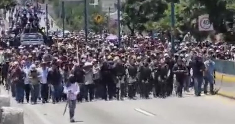 "Los voy a acusar con sus mamás para que los regañen".

Quién iba a pensar que esta pendejada disfrazada de estrategia no iba a funcionar.

No hay peor ciego que el que se hace pendejo.