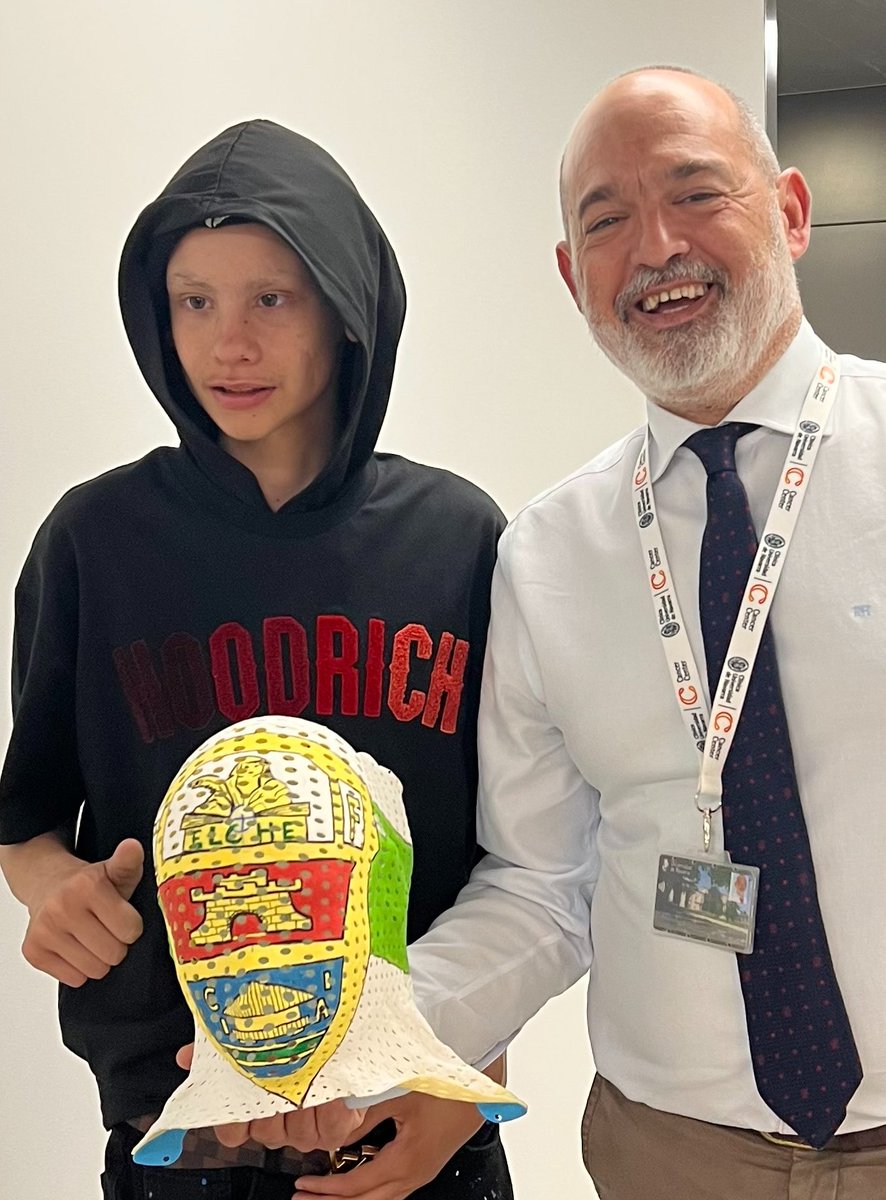 ¡Hola <a href="/elchecf/">Elche Club de Fútbol</a>! Os presento a #Cristian. 
Nos pidió que decoremos su máscara de tratamiento con los colores de su club. ¡Eso es afición!  
Seguro que muy pronto ganará esta batalla #aLoElche y podrá volver a casa con los suyos #Volverjuntos
¿No merece premio #MuchoElche?💚🤍💚😉