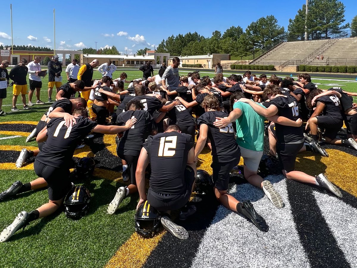 corner_jackets's tweet image. Thank you @CoachWillGlaze and the Cleveland HS Football team for coming down and working out with us the morning. Great day of competition with a CLASS group of young men. Good luck this season! #forHisglory #forThisfamily