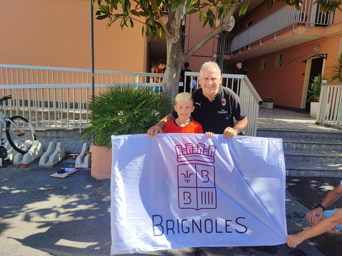SpaceWalker83's tweet photo. Stage de foot avec le club du MILAN AC en Italie https://t.co/nh77kKK6cm