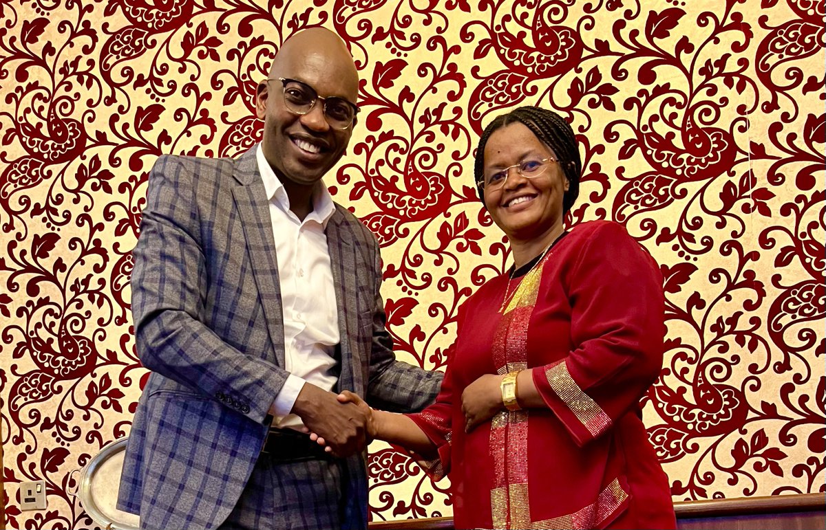 Amb. @willynyamitwe arrived in #Nairobi this evening to participate in the 43rd Executive Council and the 5th Mid-Year Coordination Meeting (#MYCM) of the #AfricanUnion to be held from 13 to 16 July. He was welcomed by H.E. @EvelyneHabonim1, Ambassador of #Burundi to #Kenya.