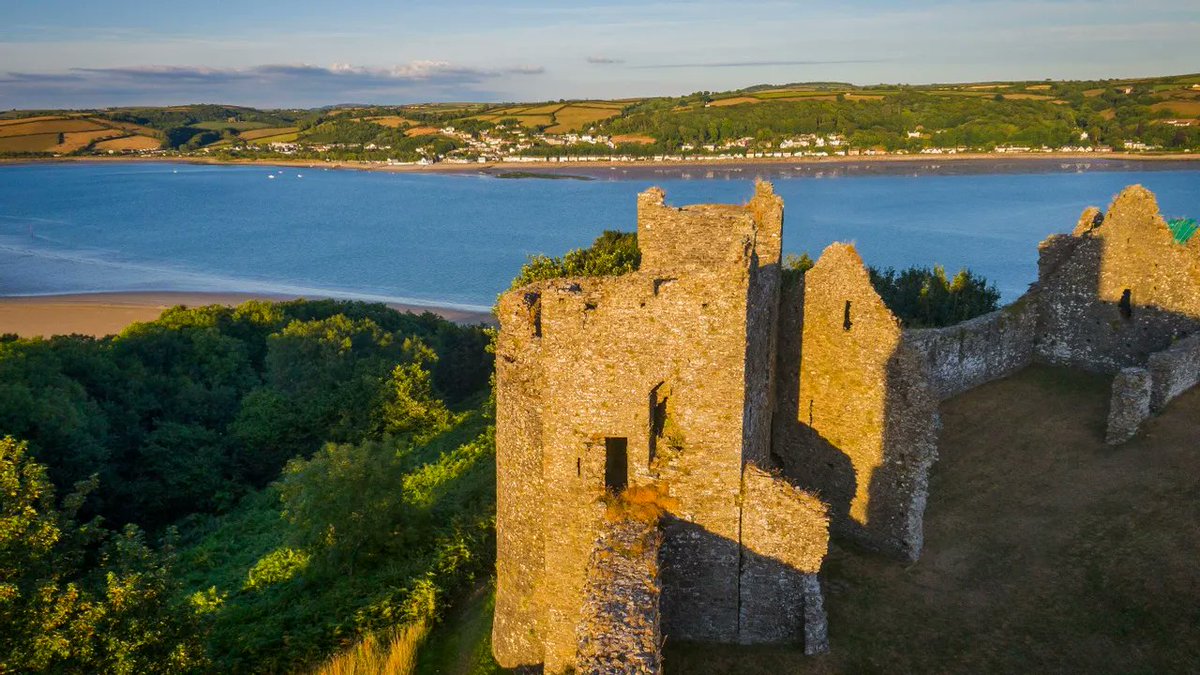 SWWConnected's tweet image. This week's theme for @scenicrailbrit #DaysOutByRail Campaign is all about #SpectacularViews from the train. What's your favourite #SpectacularView? Could it be #Llansteffan Castle 🏰  as you travel past #Ferryside? 📸 © Hawlfraint y Goron / © Crown copyright (2023) Cymru Wales