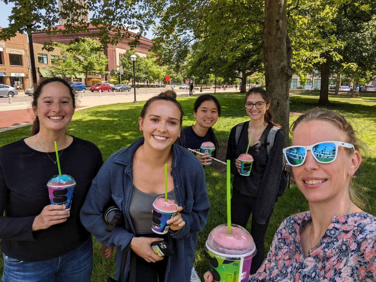 Some lab bonding with a walk over to 7-11 for #freeslurpie day!

#ScienceTwitter