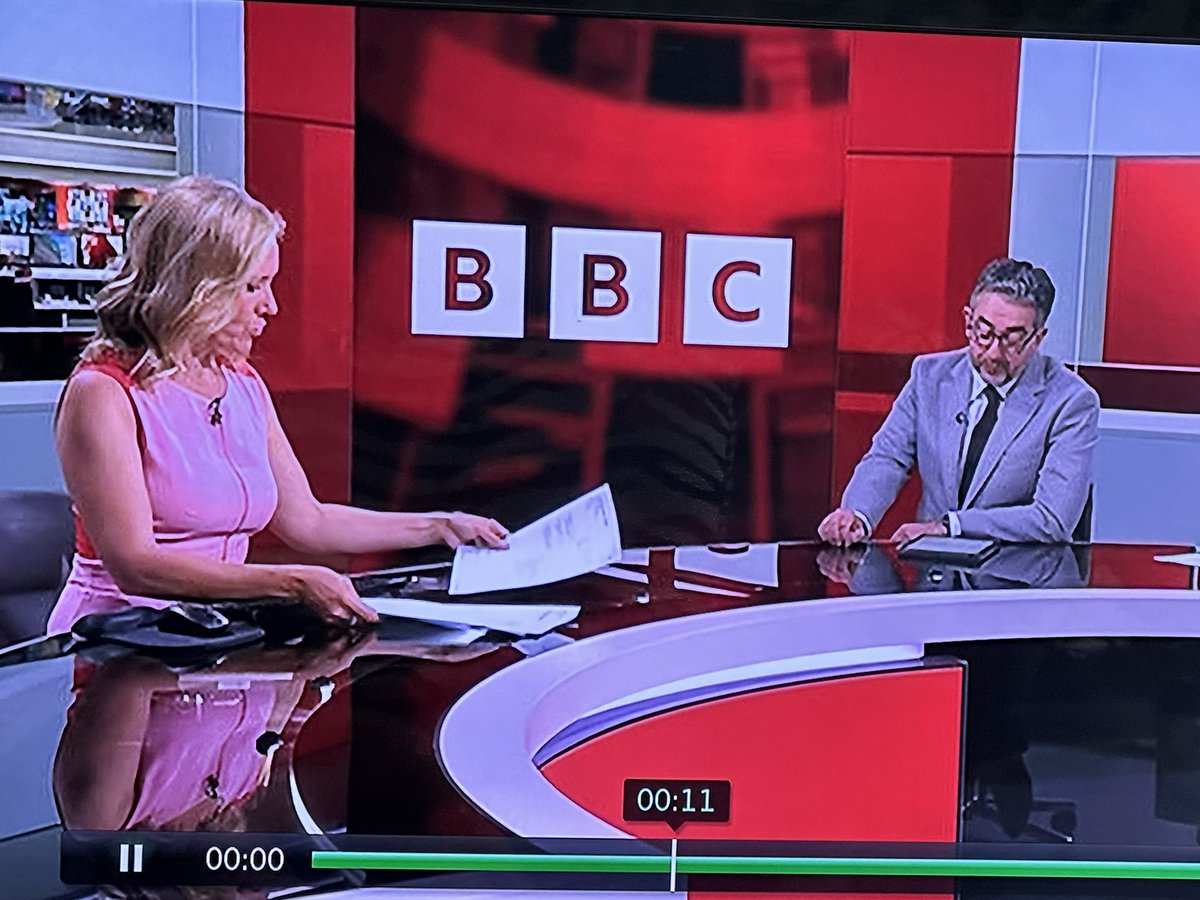 Out of a 28 minute programme the @BBCNews spent 11minutes papering over the cracks ( no pun intended) of their own making. We pay a licence fee for real news. Not this tripe. #bbcpresenter #BBCPresenterScandal #BBCscandal