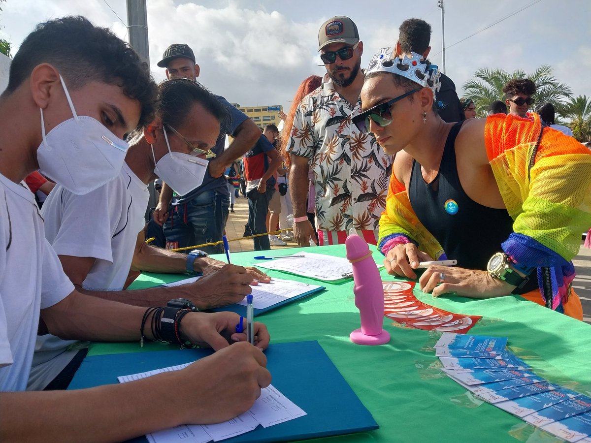 ADHAMargarita's tweet photo. Staff de #ADHAM estuvo #09Jul presente #Pride #Margarita2023. En un vistoso stand las personas LGBTIQA+ pudieron acceder información impresa preventiva ITS incluyendo VIH, se realizaron PRD - VIH y entregaron condones masculinos, sin costo
@AccionSolidaria
@VenezolanosVIH https://t.co/vQKbxy9RTy