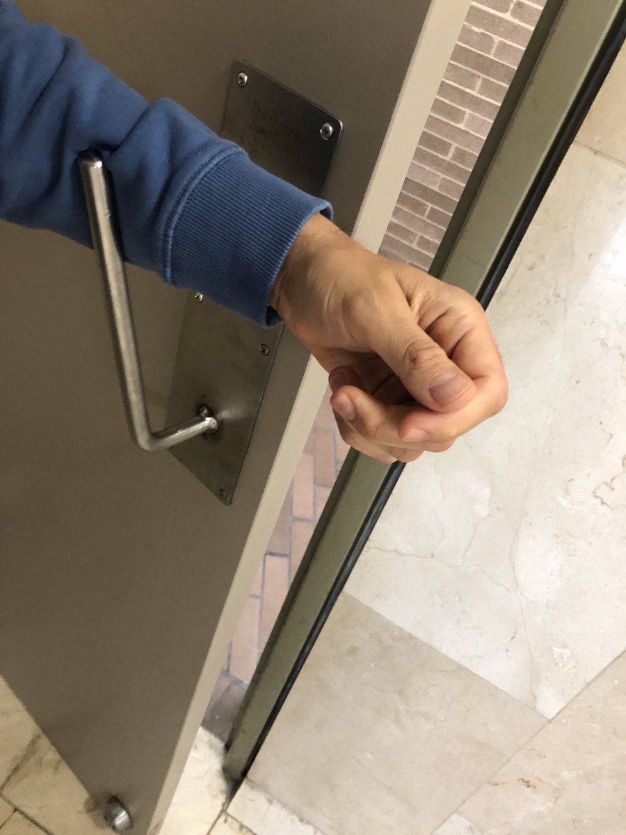 Smart low-tech non-touch handle to exit a restroom.
Spotted in Bogotá ⁦<a href="/ArqDisUA/">ArqDisUA</a>⁩ ⁦<a href="/Uniandes/">Uniandes</a>⁩