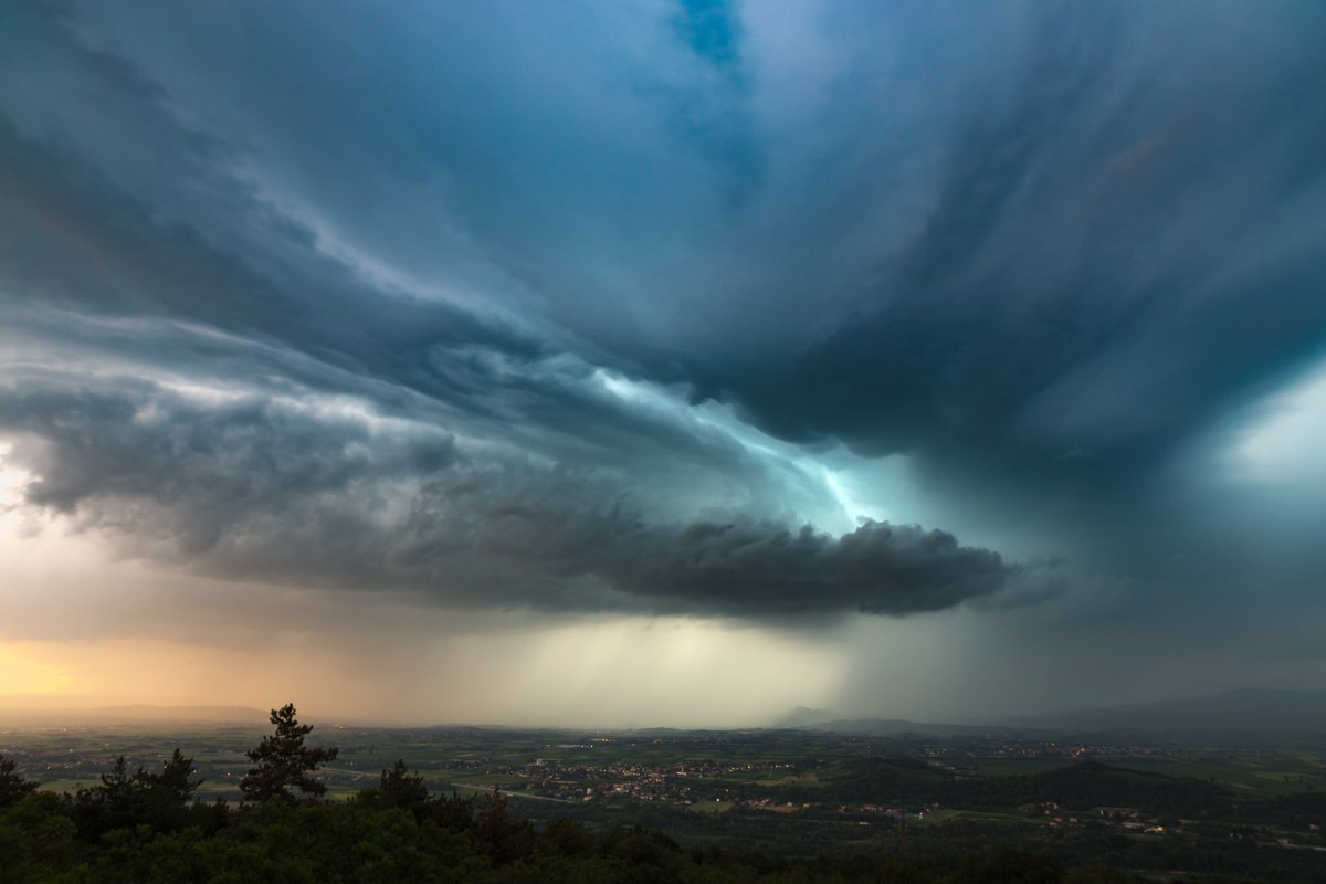 EN IMAGES - Un violent orage de grêle s'est abattu sur le roannais #loire #grêle #orages francebleu.fr/infos/meteo/en…