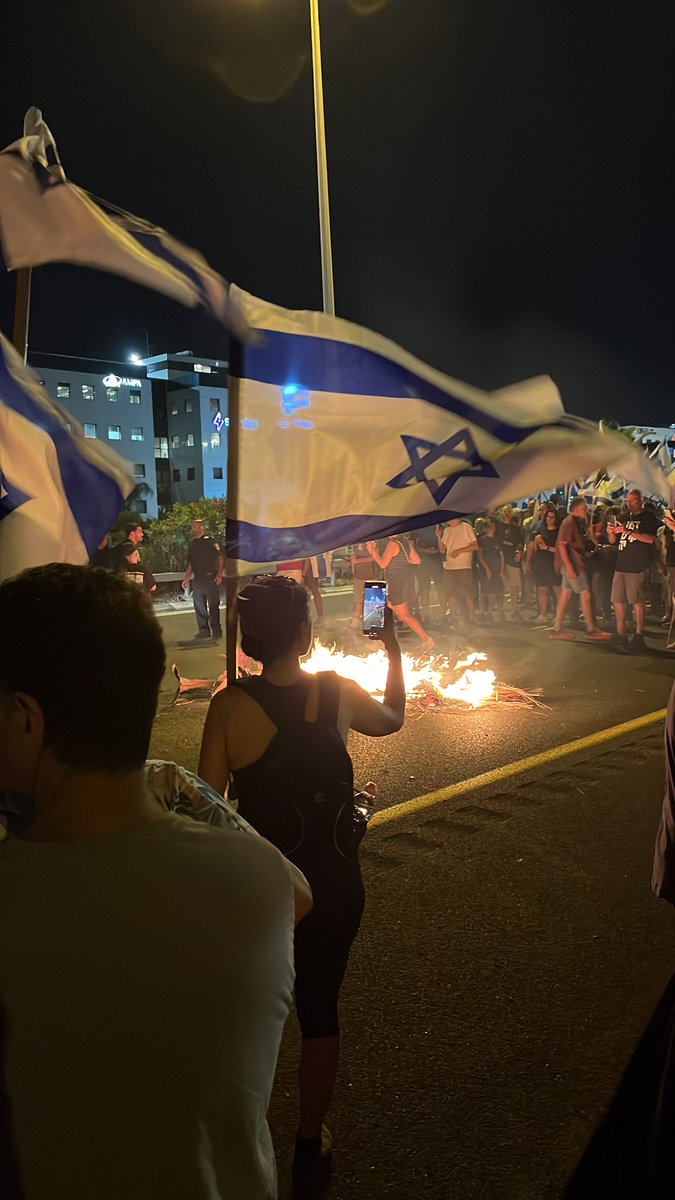 sshahar1's tweet photo. הרצליה לא שותקת https://t.co/vMMLf7DRqw