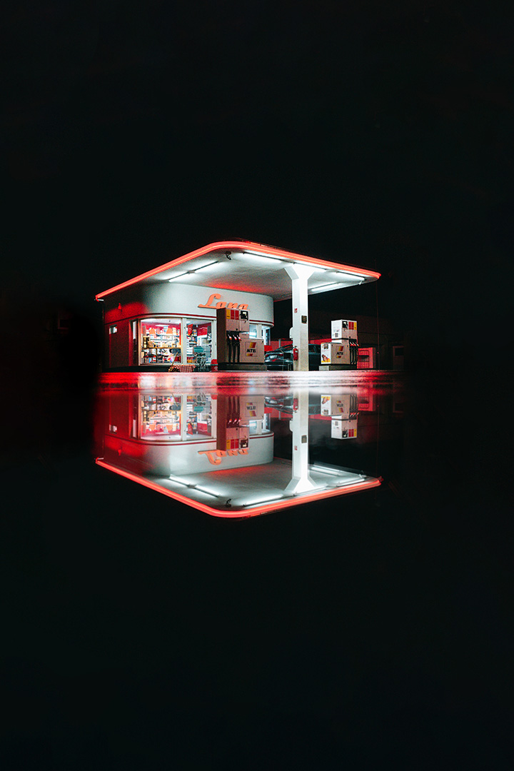 LeicaCameraUSA's tweet photo. #ChasingLeitz with Moritz Reulein:
"The gas station image is a very old one, but it is still in use today. I love the picture because it's so minimalistic just like the Leica. https://t.co/trYjdtWrA9