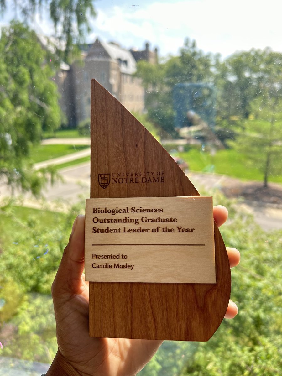 Finally made it back to the office post PR travel and wisdom tooth surgery 🙌🏾 I swung by to pick up my @NDBios student award ✨ Happy to have my scholarship, service, and outreach supported by my department 🥳#AcademicChatter #Biology #LeadershipMatters