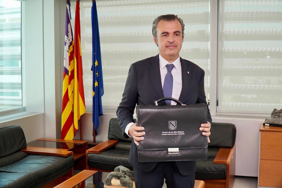 Avui he rebut la cartera d’<a href="/EDUN_IB/">EDUNIB</a>. 

Treballarem de valent aquestes setmanes per assegurar el millor inici de curs. 

Agraeixo els bons desitjos rebuts durant aquests dies.