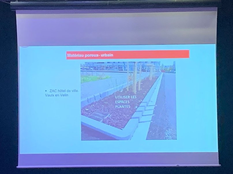2⃣ Stratégie #VillePerméable: changer la gestion des eaux pluviales ac des #SolutionsFondéesSurLaNature. Passer d'1 ville minérale, imperméable à 1 ville + perméable &amp; végétale. Les effets ? Recharge des nappes, biodiversité + riche, ilots de fraîcheur, limitation des inondations